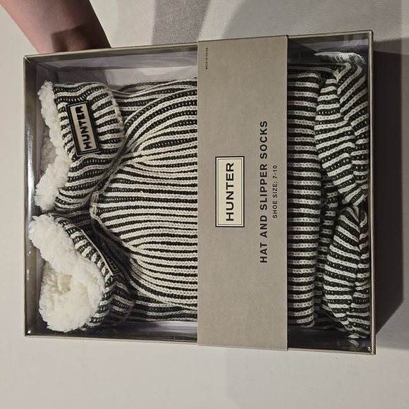New in box Hunter Hat and Slipper Socks set - Picture 1 of 4